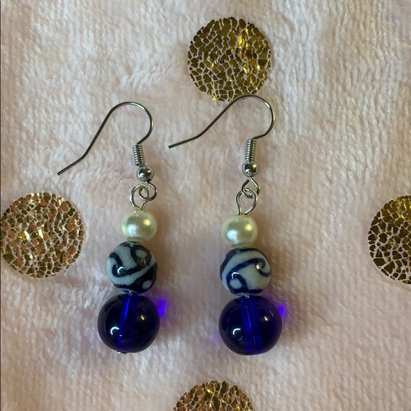 Pearl and blue glass bead dangle earrings - Picture 2 of 2